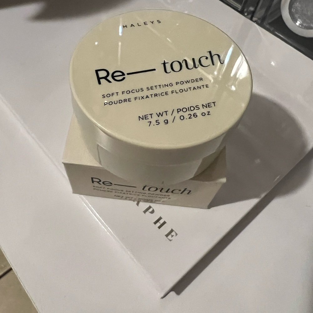 Haley’s beauty setting powder in translucent